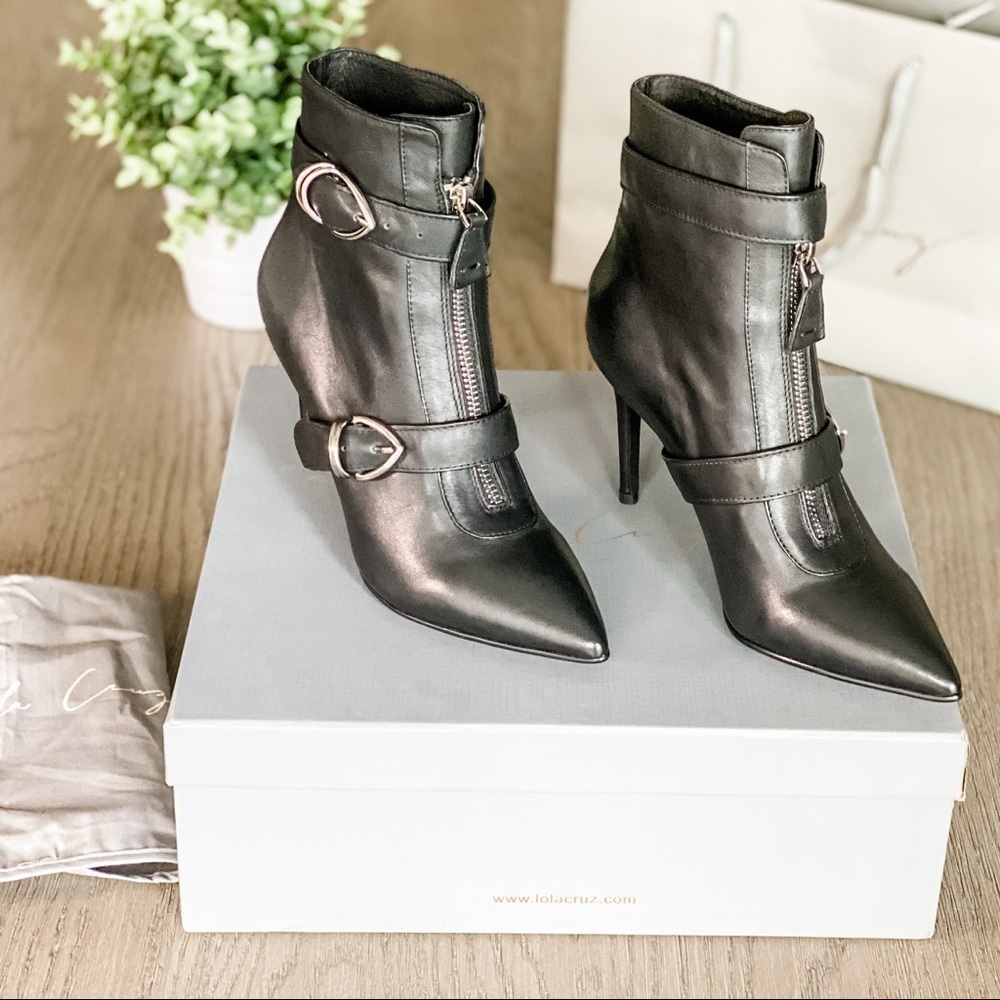Lola Cruz Black Boots with Straps